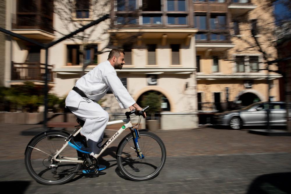 La descente du Grand-Pont pour se rendre à un entrainement de karaté.