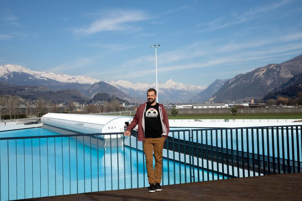Ismaël a déjà ses entrées pour surfer au pied des montagnes.