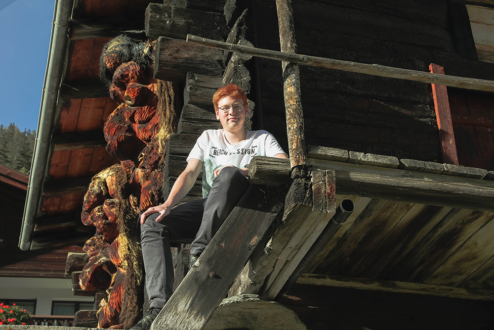Die örtliche Jugend trifft sich gerne am schwarzen Stadel.