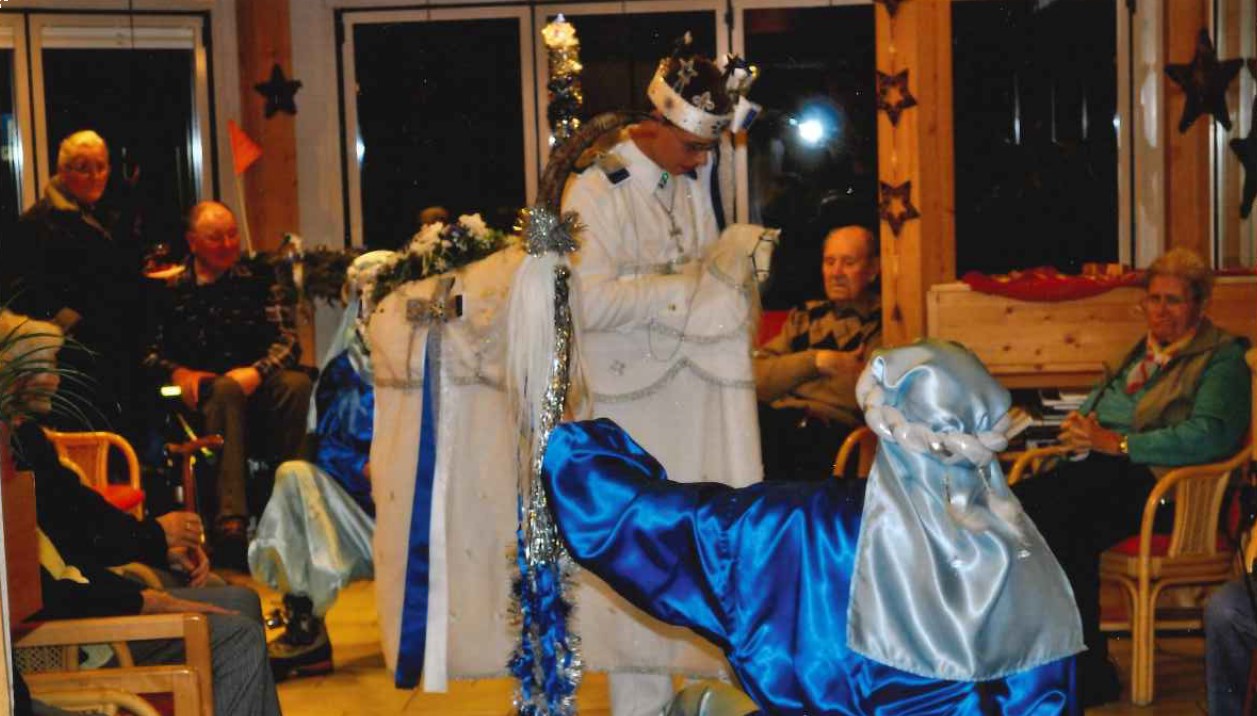 Das Chinigrossli wird jeweils von zwei «Goigglär» begleitet.