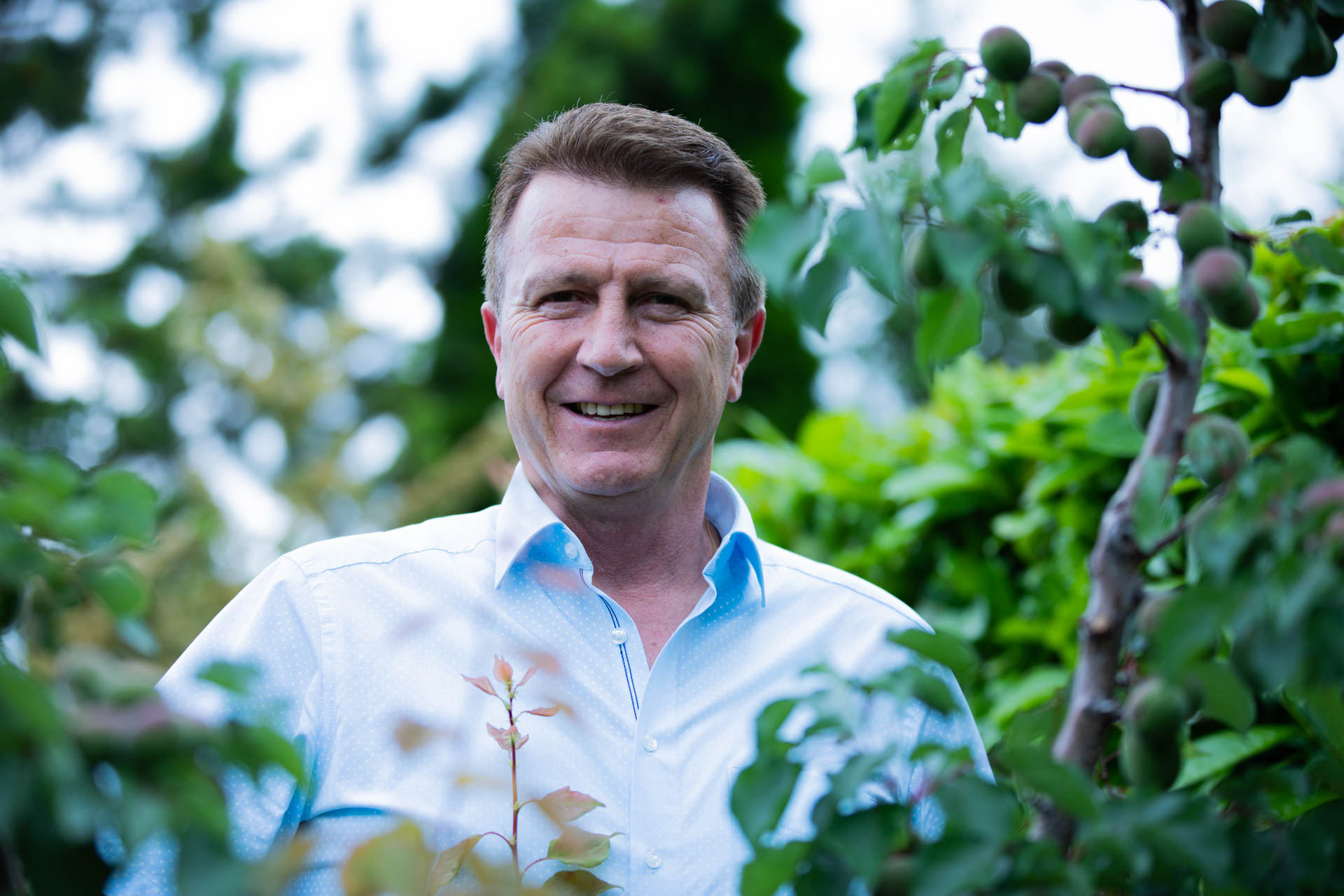 In Valentin Cinas Garten stehen mehrere Obstbäume.