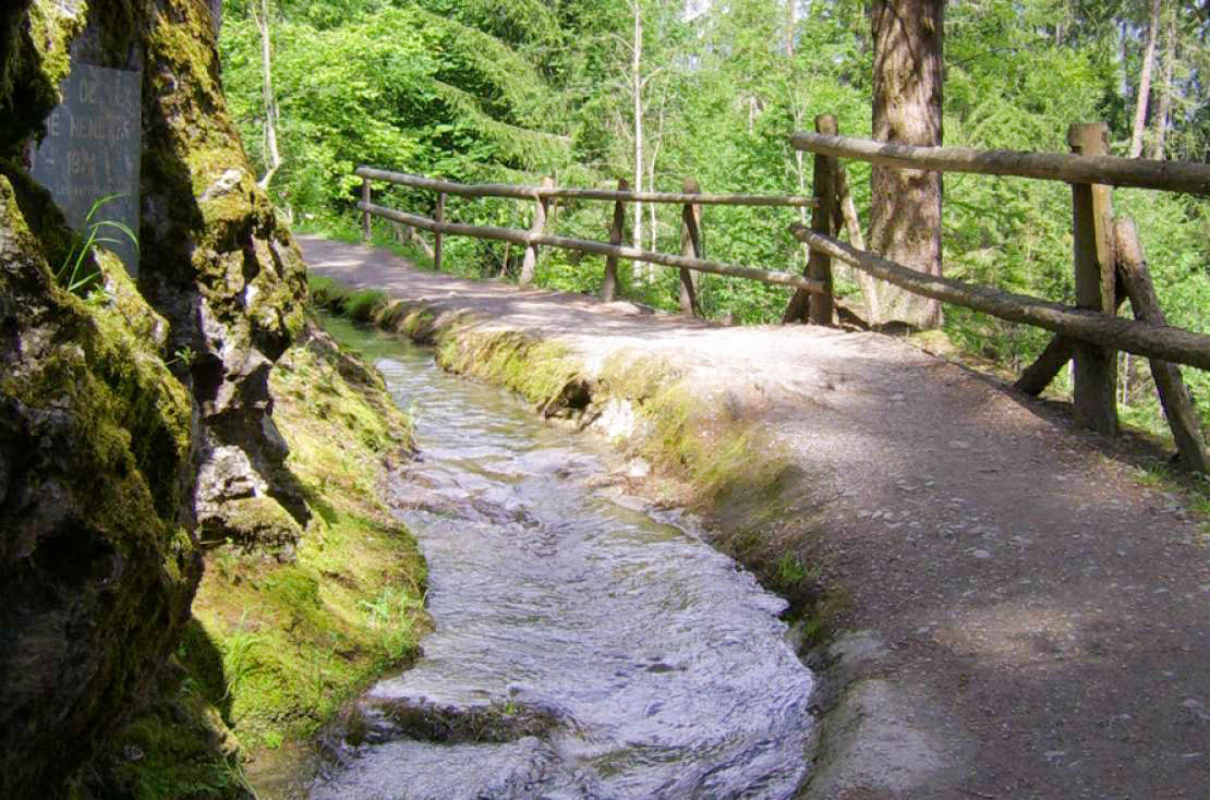 Restauré avec soin, le bisse de Vex est un lieu de randonnée apprécié.