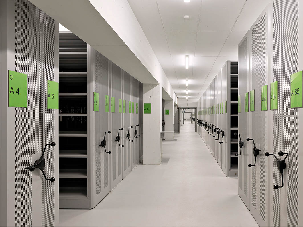 Das neue Magazin des Staatsarchivs verfügt über etwas mehr als 32 Laufkilometer mobile Regale und Planschränke. (© AEV - Photo: Michel Bonvin)