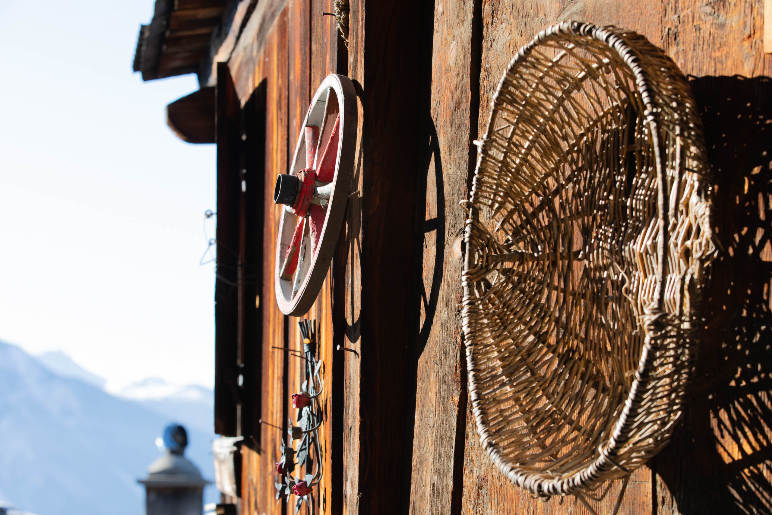 Rénovée avec soin, la maison typiquement valaisanne « Rosutrukelti » date du XVe siècle.