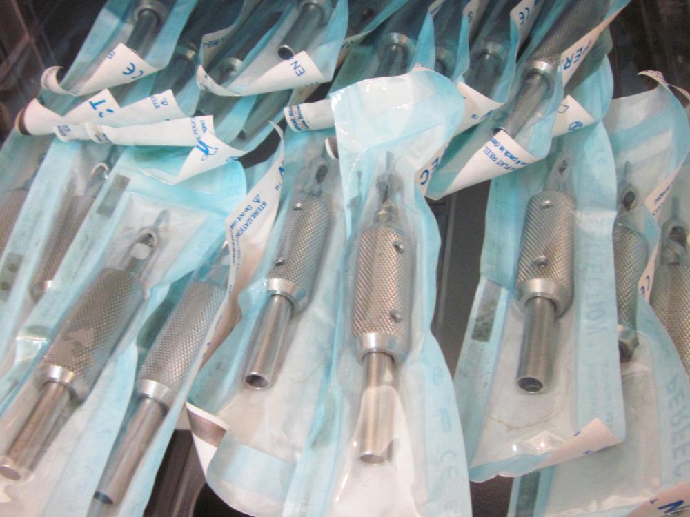 Auf den Verpackungen dieser Griffstücke fehlte die Datumsangabe, wann das Material sterilisiert wurde.