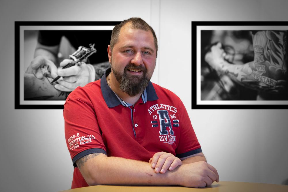 Thomas Zenhäusern wurde 2018 zum Inspektor für die Kontrolle von Betrieben, die Tätowierungen, Piercings, Microblading oder Permanent-Make-up anbieten, ausgebildet.