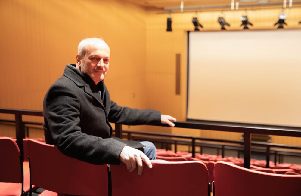 Philippe Dubois in der Aula des Kollegiums La Tuilerie, an dessen Planung er massgeblich mitgewirkt hat.