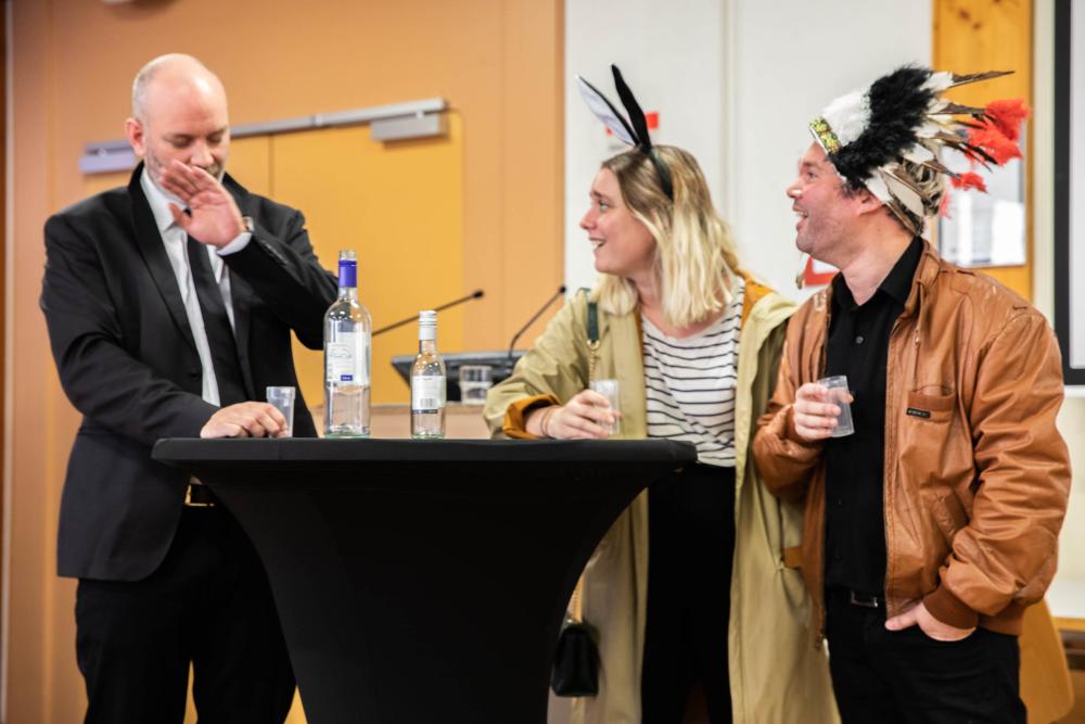 Die Theatertruppe Caméléon hat mehrere kurze durch Fallbeispiele inspirierte Szenarien zum Thema sexuelle Belästung am Arbeitsplatz nachgespielt.