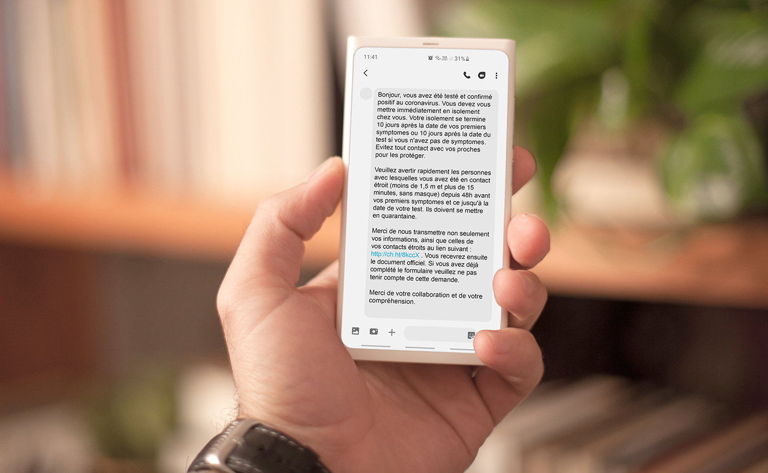 Les personnes testées positives sont désormais averties par SMS et non plus par téléphone.